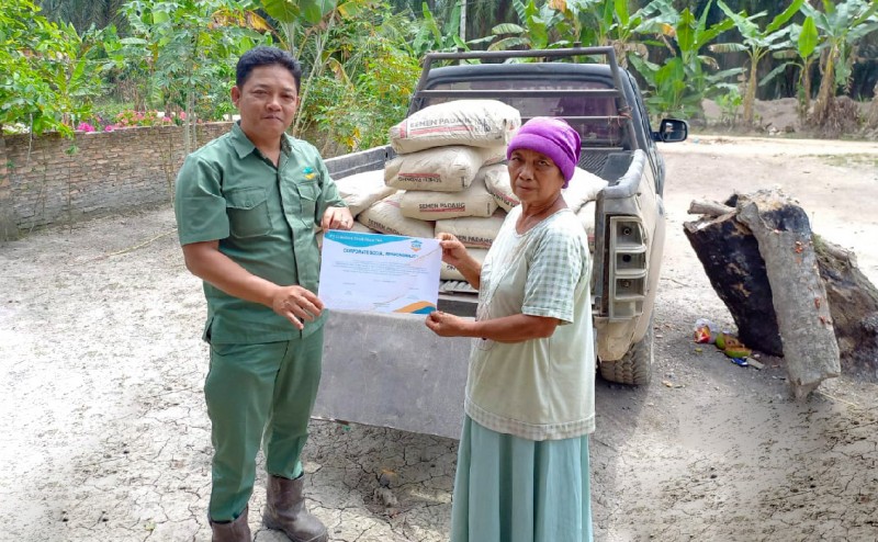 Bantuan Material Bangunan Rumah Warga Tertimpa Pohon